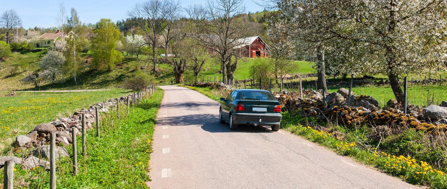 bil på landsväg på våren